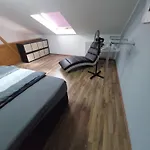 Modernes Near Erfurt, Mit Kaffeevollautomat, Entertainmentpaket, Wlan , Einkaufsmöglichkeiten Und Kostenlosen Parkplatz Für Pkw Und Transporter Apartment Elxleben