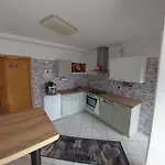 Modernes 5 Km Von Erfurt, Mit Kaffeevollautomat, Tv, Wlan, Boxspringbett, Schlafsofa Und Einkaufsmoeglichkeiten, Sehr Gute Anbindung Zur A71 Und A4, Kostenloser Oeff Parkplatz Fuer Pkw Und Transporter Apartman *