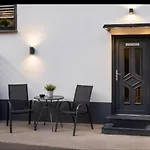 Modernes Appartement Nur 5 Km Von Erfurt, Stilvoll Komfortabel Und Perfekt Angebunden, Kaffeevollautomat, Tv, Wlan, Schlafsofa Und Einkaufsmoeglichkeiten In Der Naehe, Hervorragende Anbindung Zur A4 Und A71, Kostenlose Oeff Parkplaetze Fuer Pkw Und T דירה