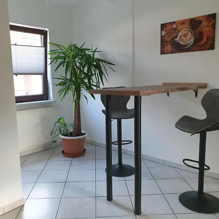 Modernes Near Erfurt, Mit Kaffeevollautomat, Entertainmentpaket, Wlan , Einkaufsmöglichkeiten Und Kostenlosen Parkplatz Für Pkw Und Transporter Apartment Elxleben