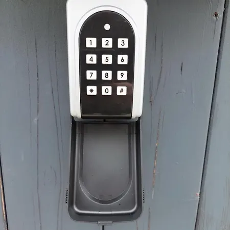 Modernes Near Erfurt, Mit Kaffeevollautomat, Entertainmentpaket, Wlan , Einkaufsmöglichkeiten Und Kostenlosen Parkplatz Für Pkw Und Transporter