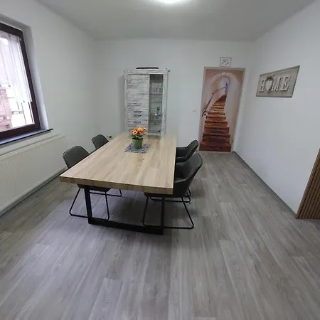 Modernes Near Erfurt, Mit Kaffeevollautomat, Entertainmentpaket, Wlan , Einkaufsmöglichkeiten Und Kostenlosen Parkplatz Für Pkw Und Transporter Apartment Elxleben