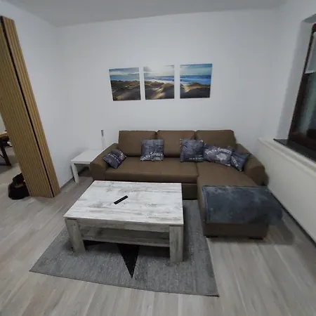 Appartement Modernes 5 Km Von Erfurt, Mit Kaffeevollautomat, Tv, Wlan, Boxspringbett, Schlafsofa Und Einkaufsmoeglichkeiten, Sehr Gute Anbindung Zur A71 Und A4, Kostenloser Oeff Parkplatz Fuer Pkw Und Transporter
