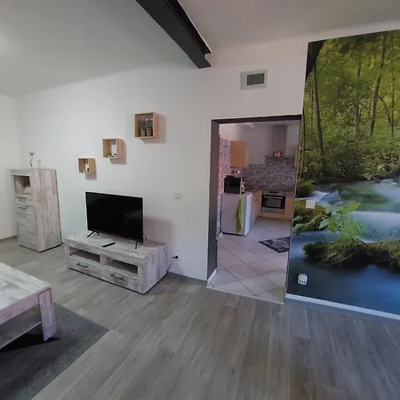 Modernes Near Erfurt, Mit Kaffeevollautomat, Entertainmentpaket, Wlan , Einkaufsmöglichkeiten Und Kostenlosen Parkplatz Für Pkw Und Transporter Apartment Elxleben