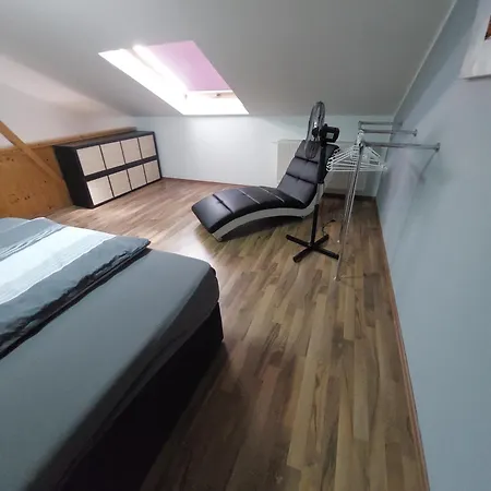 Modernes Near Erfurt, Mit Kaffeevollautomat, Entertainmentpaket, Wlan , Einkaufsmöglichkeiten Und Kostenlosen Parkplatz Für Pkw Und Transporter Apartment Elxleben