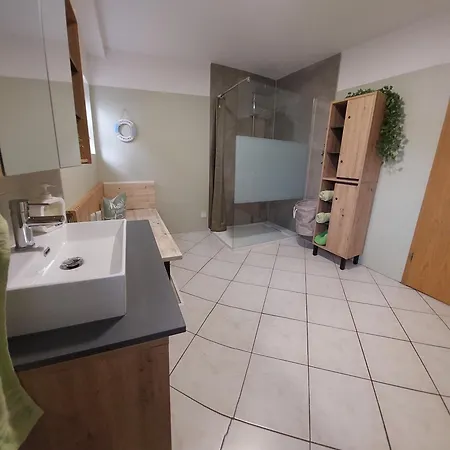 Modernes Near Erfurt, Mit Kaffeevollautomat, Entertainmentpaket, Wlan , Einkaufsmöglichkeiten Und Kostenlosen Parkplatz Für Pkw Und Transporter * Elxleben
