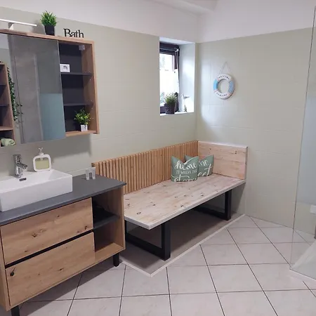 Modernes Near Erfurt, Mit Kaffeevollautomat, Entertainmentpaket, Wlan , Einkaufsmöglichkeiten Und Kostenlosen Parkplatz Für Pkw Und Transporter Apartment