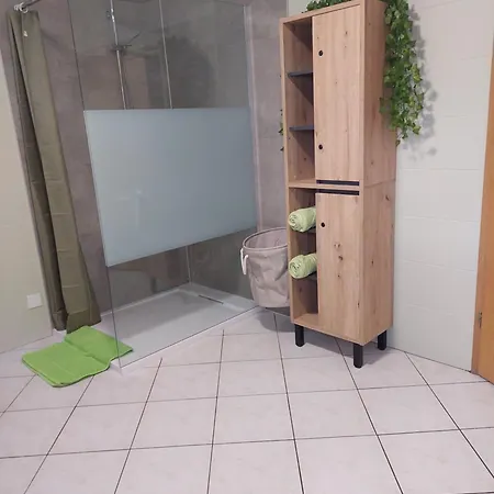 Modernes Near Erfurt, Mit Kaffeevollautomat, Entertainmentpaket, Wlan , Einkaufsmöglichkeiten Und Kostenlosen Parkplatz Für Pkw Und Transporter Apartment *