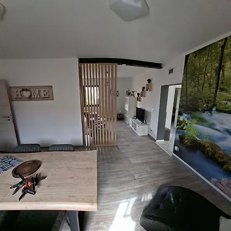 Apartment Modernes 5 Km Von Erfurt, Mit Kaffeevollautomat, Tv, Wlan, Boxspringbett, Schlafsofa Und Einkaufsmöglichkeiten, Sehr Gute Anbindung Zur A71 Und A4, Kostenloser öff Parkplatz Für Pkw Und Transporter Elxleben