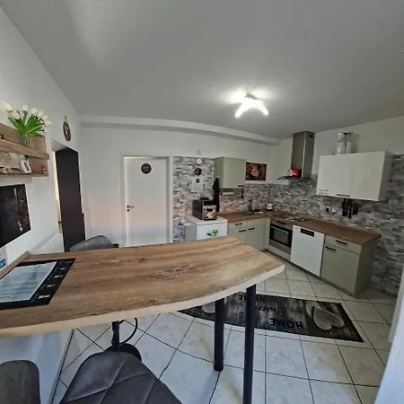 Modernes 5 Km Von Erfurt, Mit Kaffeevollautomat, Tv, Wlan, Boxspringbett, Schlafsofa Und Einkaufsmöglichkeiten, Sehr Gute Anbindung Zur A71 Und A4, Kostenloser öff Parkplatz Für Pkw Und Transporter Apartment