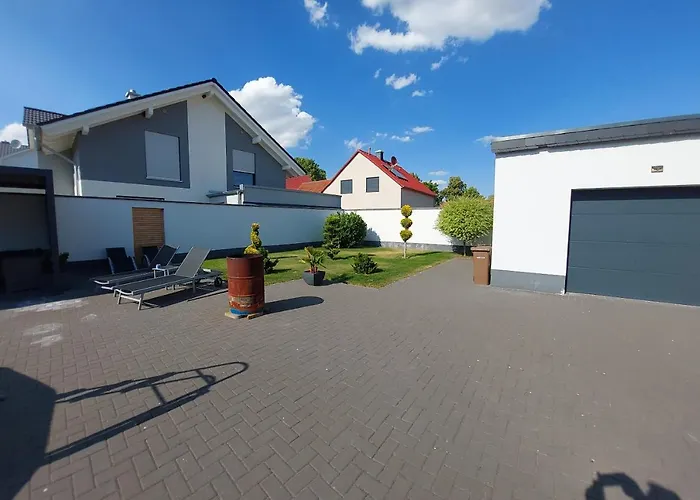 Apartmán Modernes 5 Km Von Erfurt, Mit Kaffeevollautomat, Tv, Wlan, Boxspringbett, Schlafsofa Und Einkaufsmoeglichkeiten, Sehr Gute Anbindung Zur A71 Und A4, Kostenloser Oeff Parkplatz Fuer Pkw Und Transporter