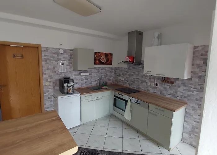 Modernes 5 Km Von Erfurt, Mit Kaffeevollautomat, Tv, Wlan, Boxspringbett, Schlafsofa Und Einkaufsmoeglichkeiten, Sehr Gute Anbindung Zur A71 Und A4, Kostenloser Oeff Parkplatz Fuer Pkw Und Transporter Daire *