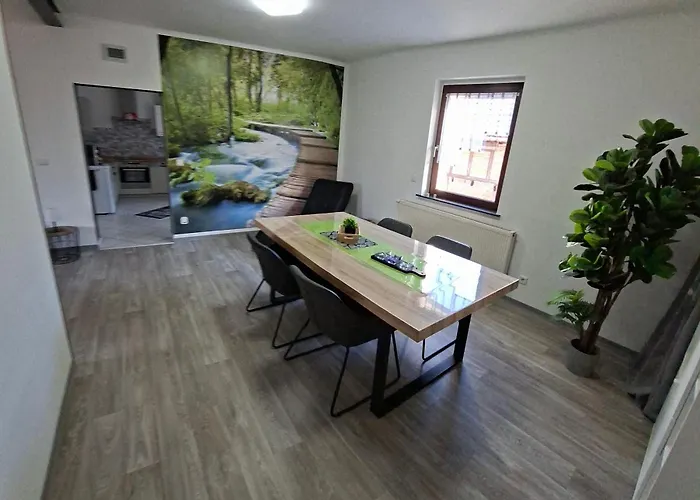Apartmán Modernes 5 Km Von Erfurt, Mit Kaffeevollautomat, Tv, Wlan, Boxspringbett, Schlafsofa Und Einkaufsmoeglichkeiten, Sehr Gute Anbindung Zur A71 Und A4, Kostenloser Oeff Parkplatz Fuer Pkw Und Transporter
